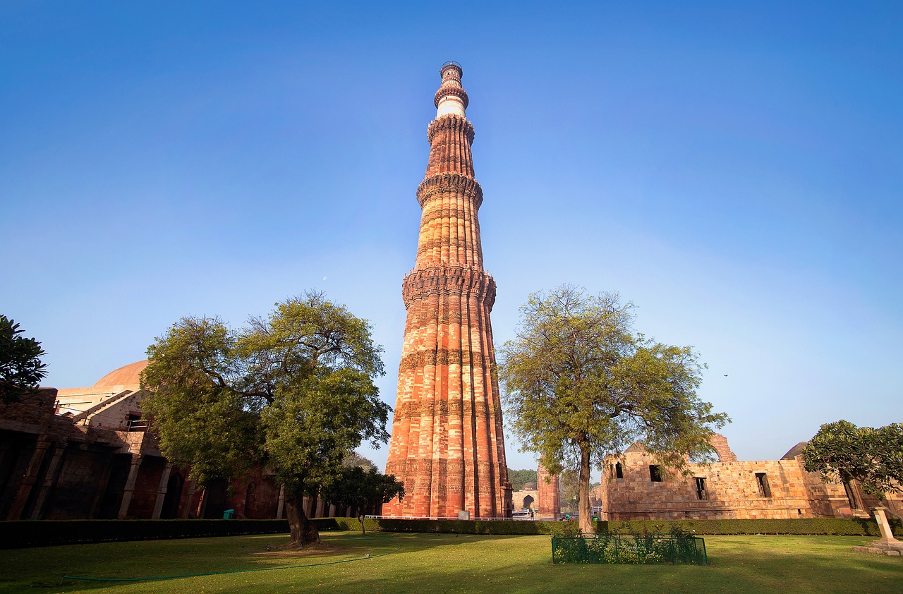 Qutub Minar Delhi - Historical Sites in Delhi Agra Mathura Tour